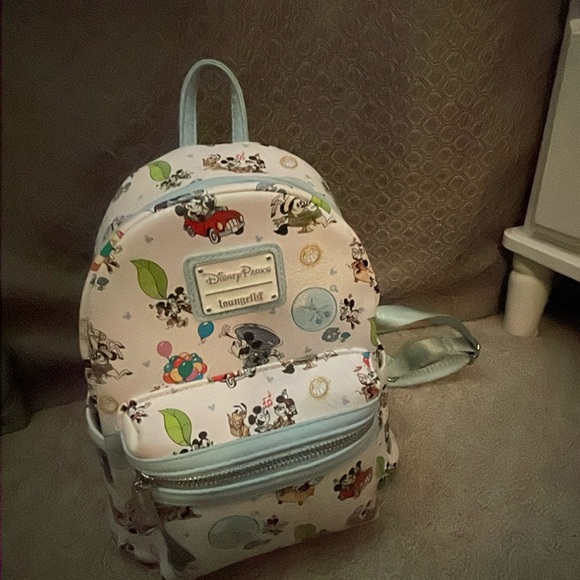 The lounge fly Disney backpack, used and the price is negotiable - Picture 3 of 3
